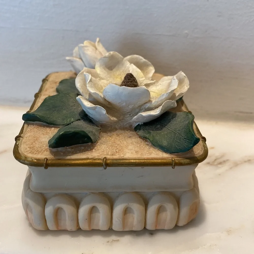 Ganz Magnolia Flower Ivory Ceramic Trinket Box NWT